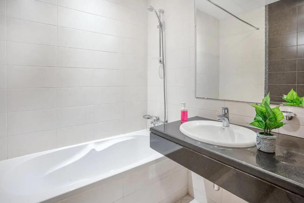 Lovely 3 Bedroom Apartment Beach Front Abu Dhabi Exteriör bild